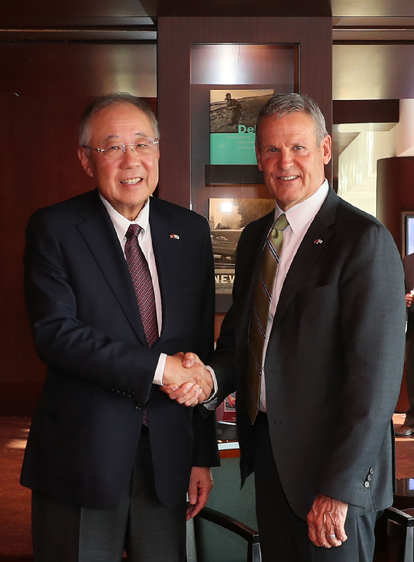 류진 한경협 회장과 빌 리(Bill Lee) 테네시 주지사를 비롯한 경제인들이 24일 그랜드 하얏트 서울에서 간담회를 마친 뒤 기념촬영을 하고 있다. [사진=한국경제인협회(한경협)]