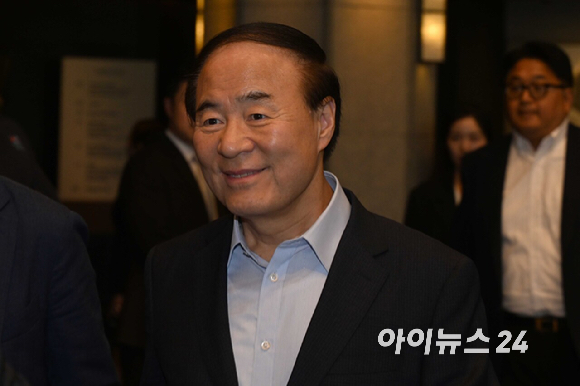 왼쪽부터 노태문 삼성전자 완제품(DX)부문장(사장), 곽노정 SK하이닉스 대표이사 사장. [사진=각 사]