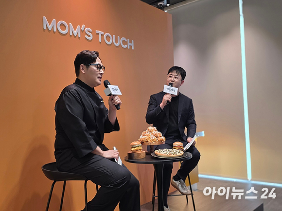 웹툰 작가 겸 방송인 김풍(왼쪽)이 31일 서울 명동 맘스터치 R&D(연구개발)센터에서 열린 '김풍 야매 컬렉션 시식회'에서 신제품을 소개하고 있다. [사진=전다윗 기자]