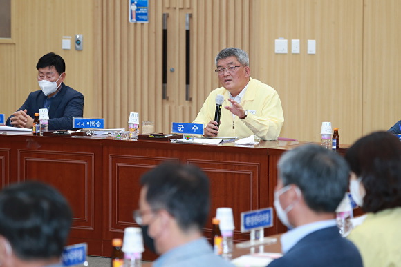 3일 경상북도 예천군청 대강당에서 열린 2022예천곤충축제 용역 착수보고회에서 김학동 군수가 인사말을 하고 있다. [사진=예천군]