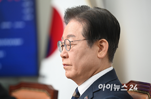 이재명 더불어민주당 대표가 10일 오전 서울 여의도 국회에서 열린 최고위원회의에서 발언을 경청하고 있다. [사진=곽영래 기자]