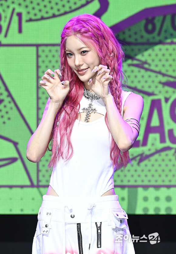 그룹 영파씨(YOUNG POSSE) 지아나가 14일 오후 서울 서대문구 신촌 예스24 원더로크홀에서 열린 네 번째 EP 'Growing Pain pt.1 : FREE' 발매 기념 쇼케이스에서 포토타임을 갖고 있다. [사진=곽영래 기자]