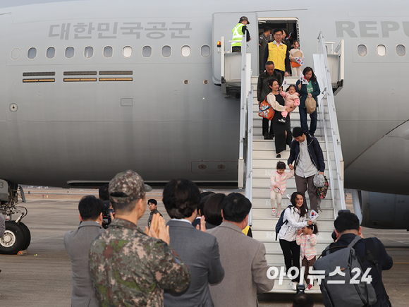 중동 전쟁 확대로 레바논에 체류 중이던 우리 국민 204명과 외국 국적 가족 5명 및 우방국(일본) 국민 2명 등 총 211명이 대한민국 군 수송기(KC-330)를 타고 15일 오후 성남공항에 도착하고 있다. 2026. 03.15. [사진=사진공동취재단]