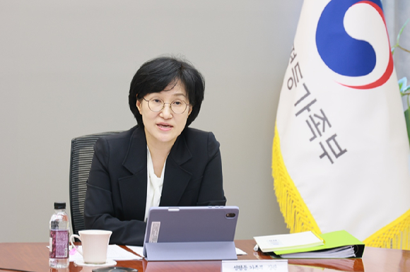 원민경 성평등가족부 장관이 9일 정부서울청사에서 여성폭력방지위원회 제1전문위원회 회의를 주재하며 최근 구글의 디지털 성범죄물 삭제요청 내역 노출 사건에 대한 전문가들의 견해를 청취하고 있다. [사진=연합뉴스]