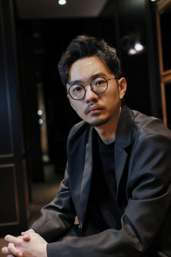 청웨이하오 감독이 영화 '메리 마이 데드 바디'Marry My Dead Body(약칭 '메마데바)/감독 청웨이하오) 내한 일정에서 포즈를 취하고 있다. [사진=리안컨텐츠]