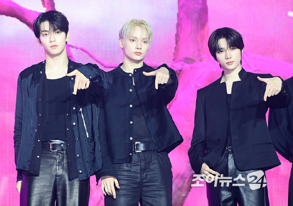 그룹 투모로우바이투게더가 13일 오후 서울시 성북구 안암동 고려대학교 화정체육관에서 열린 투모로우바이투게더(TOMORROW X TOGETHER, TXT) 미니 8집 '7TH YEAR: 가시덤불에 잠시 바람이 멈췄을 때' 발매 기념 쇼케이스에 참석하고 있다. [사진=정소희 기자]