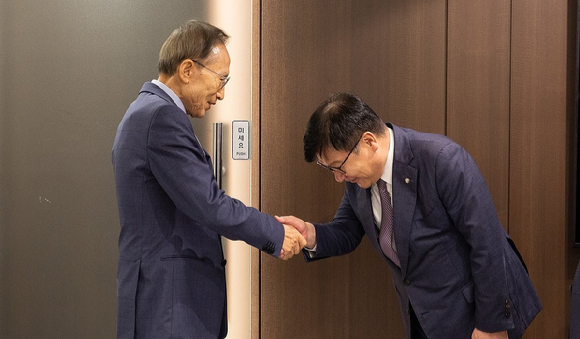 국민의힘 정점식 원내대표가 31일 서울 서초구 이명박 전 대통령 사무실을 방문해 이 전 대통령과 악수하고 있다. 2026.8.31 [사진=연합뉴스]