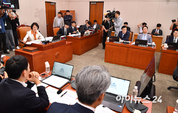 추미애 국회 법제사법위원장이 26일 오후 서울 여의도 국회에서 열린 법제사법위원회 전체회의에서 의사봉을 두드리고 있다. [사진=곽영래 기자]