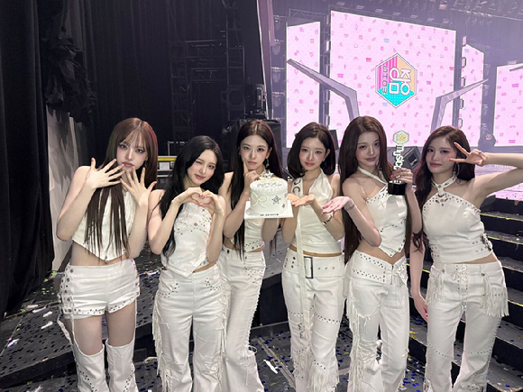 아이브가 '음악중심'에서 1위를 차지한 후 기념사진을 촬영하고 있다. [사진=스타쉽엔터테인먼트]