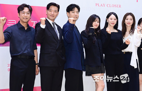 (왼쪽부터)오만석-배수빈-홍우진-최강희-리사-장희진-소주연-이나연-홍종현-강영석-이도윤이 2일 오후 서울 종로구 대학로 이음아트홀에서 열린 연극 '클로저' 제작 발표회에 참석하고 있다. [사진=정소희 기자]
