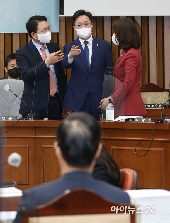 강병원 더불어민주당 의원이 25일 서울 여의도 국회에서 열린 한덕수 국무총리 후보자 인사청문회에서 후보자의 자료제출 미비에 항의하며 퇴장하고 있다. [사진=정소희 기자]