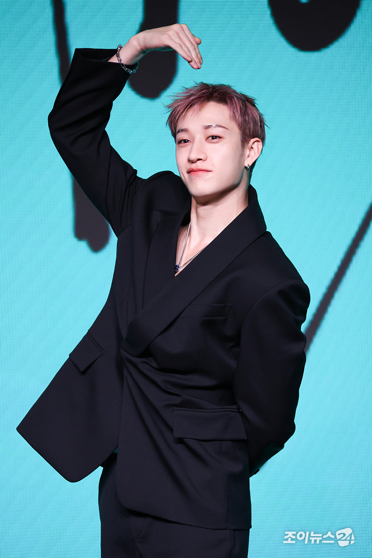 그룹 스트레이 키즈 방찬이 6일 오후 서울 영등포구 여의도동 콘래드 서울 호텔에서 진행된 스트레이 키즈(Stray Kids) 새 미니앨범 '디스 앤 댓(THIS & THAT)' 발매 기념 기자간담회에 참석해 포즈를 취하고 있다. [사진=문수지 기자]