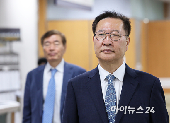 박성재 전 법무부 장관이 20일 서울 서초구 서울중앙지법에서 열린 내란중요임무종사자 등 계엄 가담 의혹 공판에 출석하고 있다. 2026.4.20 [사진=사진공동취재단]