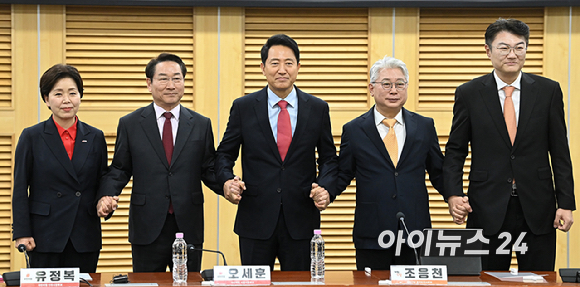 국민의힘 양향자 경기도지사 후보, 유정복 인천시장 후보, 오세훈 서울시장 후보와 개혁신당 조응천 경기도지사 후보, 김정철 서울시장 후보가 4일 오전 서울 여의도 국회 의원회관에서 '사법내란 저지를 위한 수도권 광역단체장 후보자 긴급 연석회의'에서 기념촬영을 하고 있다. [사진=곽영래 기자]