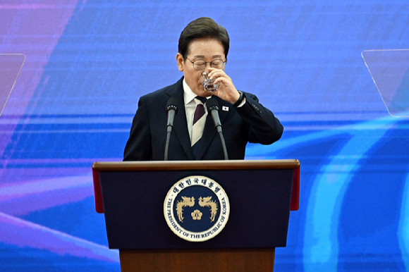 이재명 대통령이 지난 4일 국회 본청 로텐더홀에서 열린 제21대 대통령 취임사를 하던 중간 물을 마시고 있다. [사진=국회시잔취재단]