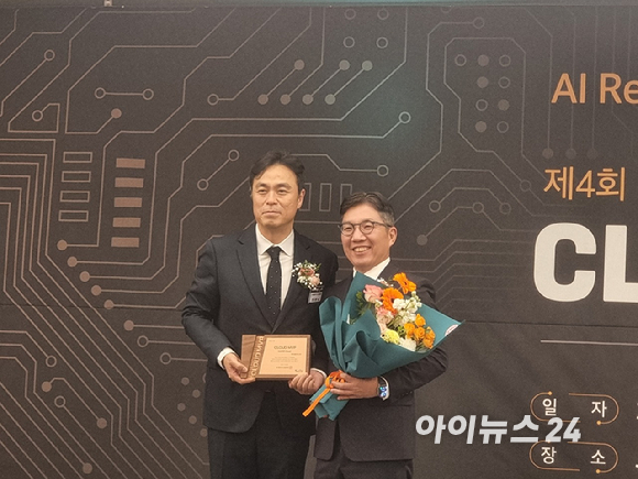 최지웅 한국인공지능클라우드산업협회장이 18일 오후 서울 서초구 JW메리어트호텔에서 열린 '클라우드 人의 밤'에서 환영사를 하고 있다. [사진=윤소진 기자]