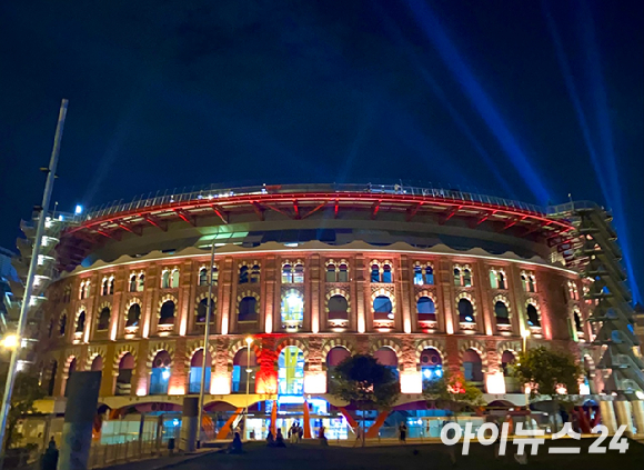 스페인 최대 관광도시 바르셀로나가 관광 수요 관리와 주택 문제 해결을 위한 재원 마련을 이유로 관광세를 대폭 인상할 예정이다. 사진은 바르셀로나 대표 관광지 사그라다 파밀리아 성당 주변. [사진=설래온 기자]