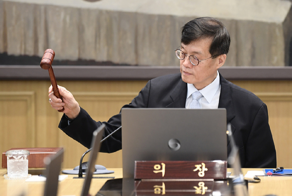 이창용 한국은행 총재가 11일 서울 중구 한국은행 본관에서 열린 금융통화위원회에서 의사봉을 두드리고 있다. [사진=사진공동취재단]