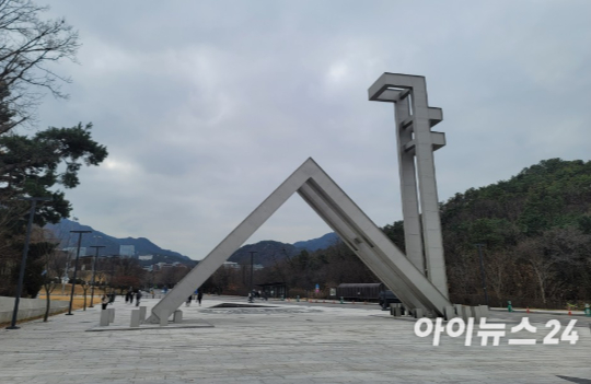학내 온라인 커뮤니티 여론조작 논란으로 탄핵 위기에 놓였던 서울대학교 제64대 총학생회장단(총학)의 탄핵안이 결국 부결됐다. 사진은 서울대학교 정문. [사진=서울대학교 인스타그램]