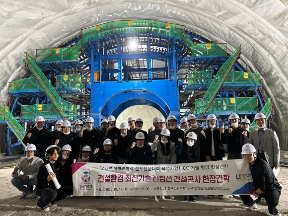 경복대 드론건설환경과가 현장견학 현장에서 사진촬영을 하고 있다. [사진=경복대학교]