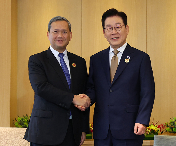 이재명 대통령과 훈 마네트 캄보디아 총리가 27일 말레이시아 쿠알라룸푸르 한 호텔에서 정상회담에 앞서 악수하고 있다. 2025.10.27 [사진=연합뉴스]