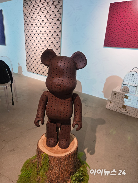 노부키 히즈메가 오트 쿠튀르 기법으로 완성한 아방가르드 모자를 얹은 베어브릭이 전시된 공간. [사진=MCM]