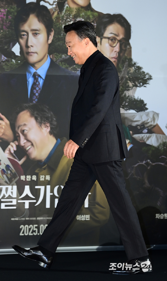 배우 이성민이 19일 오전 서울 용산구 CGV아이파크몰점에서 열린 영화 '어쩔수가없다'(감독 박찬욱) 제작보고회에 참석하고 있다. [사진=정소희 기자]