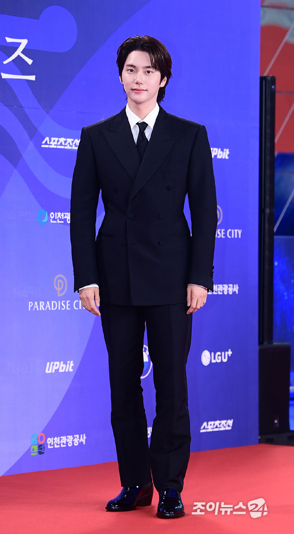 방송인 정현규가 18일 오후 인천광역시 파라다이스 시티에서 열린 제4회 청룡시리즈어워즈 레드카펫 행사에 참석하고 있다. [사진=정소희 기자]