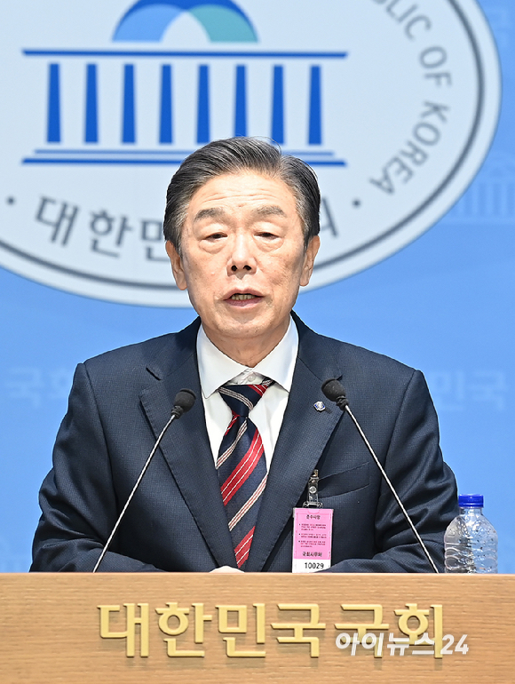 김형석 독립기념관장이 8일 서울 여의도 국회 소통관에서 기자회견을 하고 있다. [사진=곽영래 기자]