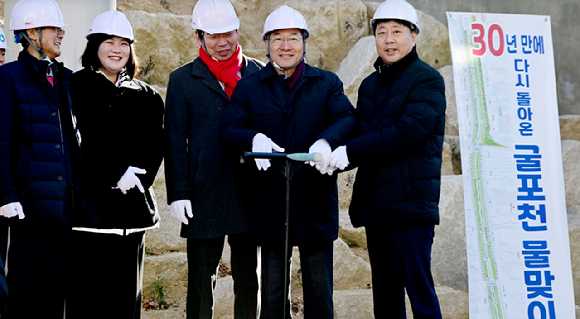 유정복 인천광역시장이 4일 부평구 굴포천 생태하천 복원 사업 현장에서 열린 물맞이 행사에서 제수변을 개방하고 있다. [사진=인천시]