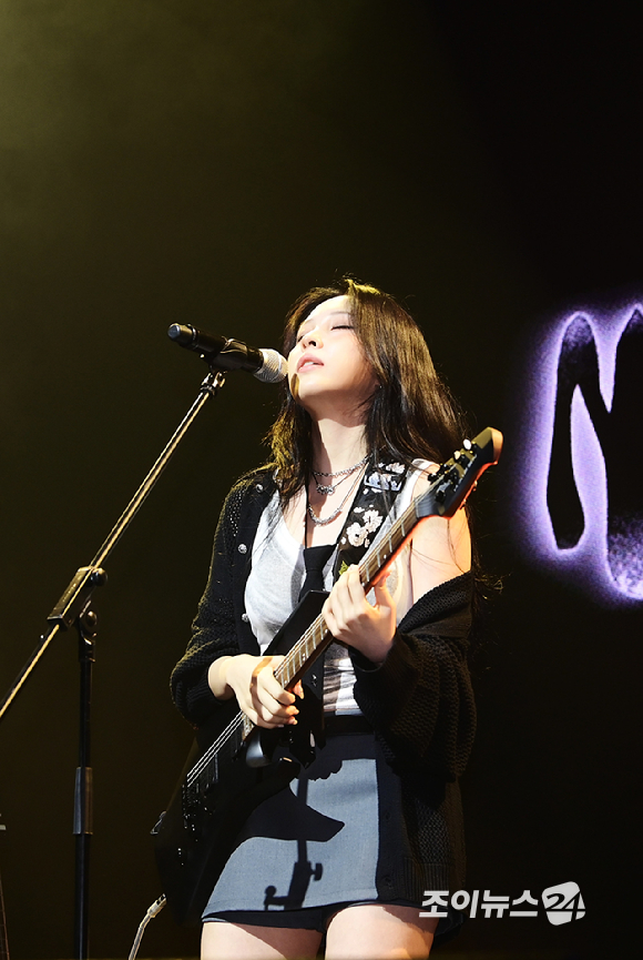 싱어송라이터 권진아가 15일 서울 NOL 씨어터 합정에서 열린 세 번째 EP 'SAVE ME' 발매 쇼케이스에서 타이틀곡 '몬스터'를 선보이고 있다. [사진=정소희 기자]