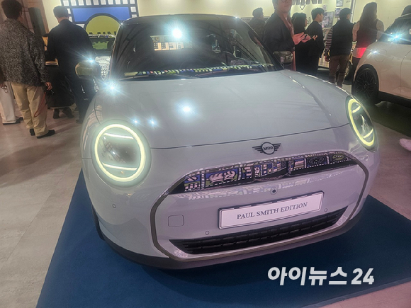 인스파이어드 화이트 색상의 디 올-일렉트릭 미니 쿠퍼 SE 폴 스미스 에디션 전면부 [사진=설재윤 기자]