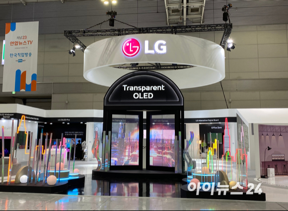 국내 최대 규모 콘텐츠 종합 전시회 '광주 에이스페어'가 오는 12일까지 광주 김대중컨벤션센터에서 열린다. LG전자 부스에서는 투명 디스플레이를 볼 수 있다.