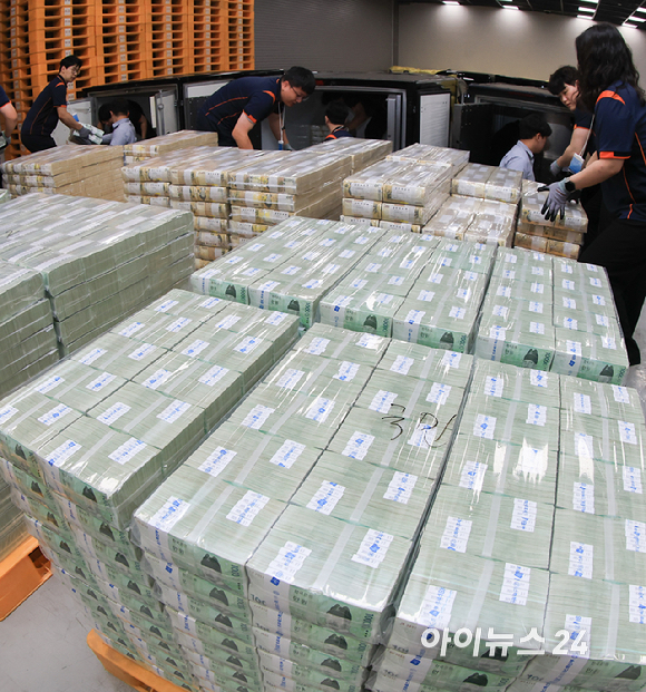 30일 서울 중구 한국은행 화폐수납장에서 관계자들이 추석 화폐 공급을 하고 있다. [사진=사진공동취재단]