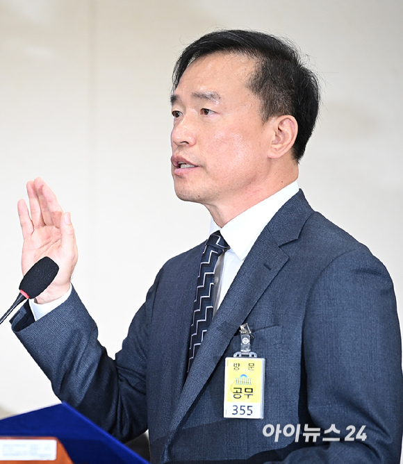 김종철 방송미디어통신위원회 위원장 후보자가 16일 서울 여의도 국회에서 열린 인사청문회에서 선서를 하고 있다. [사진=곽영래 기자]