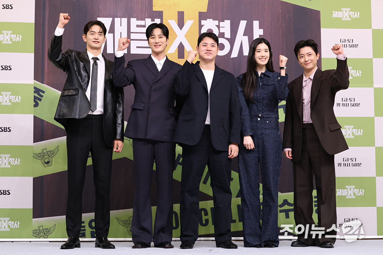 배우 김상준, 안보현, 김재홍 PD, 정은채, 김신비가 4일 오전 서울 양천구 목동 SBS에서 진행된 SBS 새 금토드라마 '재벌X형사2' 제작발표회에 참석해 포즈를 취하고 있다. [사진=문수지 기자]