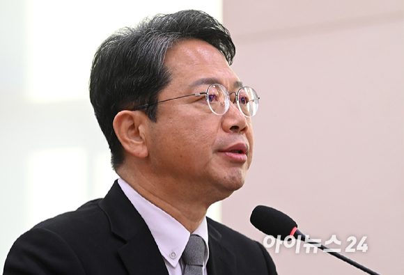 김승원 법무부 장관 후보자가 지난 15일 서울 여의도 국회 법제사법위원회에서 열린 인사청문회에서 질의에 답변하고 있다. [사진=곽영래 기자]