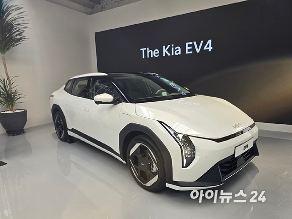 기아 'EV4' 정측면. [사진=김종성 기자]