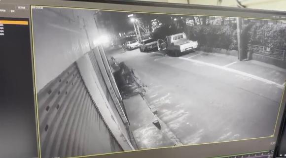 창문이 깨진 채 세워져 있는 트럭이 수상하다는 시민의 제보로 차량 절도범을 체포했다는 사연이 전해졌다. 사진은 A씨가 훔친 포터 트럭 차량을 주차하고 공구 물품을 훔치는 장면. [사진=서울경찰청]