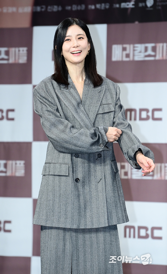 배우 이보영이 31일 오전 서울 마포구 상암동 MBC에서 열린 MBC 새 금토드라마 '메리 킬즈 피플' 제작발표회에 참석하고 있다. [사진=정소희 기자]