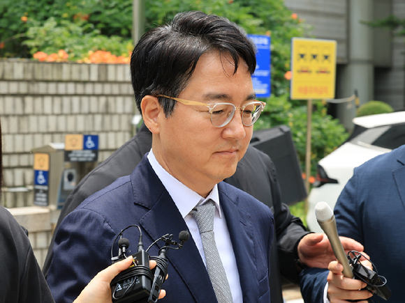 심우정 전 검찰총장이 16일 서울중앙지법에서 구속 전 피의자심문(영장실질심사)을 마치고 법원을 나서고 있다. [사진=사진공동취재단 ]