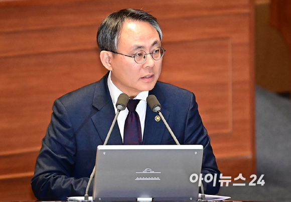 고기동 행정안전부 차관이 14일 국회에서 열린 본회의 교육&middot;사회&middot;문화 분야 현안 관련 대정부질문에서 신정훈 더불어민주당 의원에 질의에 답변하고 있다. [사진=곽영래 기자]