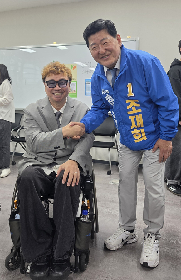조재희 더불어민주당 송파구청장 후보가 20일 송파 솔루션 장애인자립센터에서 열린 '송파구 장애인 정책 간담회'에 참석해 한 장애인과 만나고 있다. [사진=조재희 더불어민주당 송파구청장 후보 선거사무소]