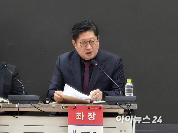 김형권 한남대학교 교수가 24일 국회에서 진행된 '공격 헬리콥터와 드론의 미래' 토론회에 참석하고 있다. [사진=최란 기자]