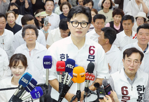 한동훈 부산 북갑 국회의원 당선인이 4일 부산 북구 선거사무소에서 당선이 확정된 후 인터뷰 하고 있다. 2026.6.4 [사진=연합뉴스]