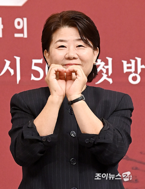 배우 이정은이 7일 서울 목동 SBS에서 열린 '닥터X : 하얀 마피아의 시대' 제작발표회에서 포즈를 취하고 있다. [사진=곽영래 기자]