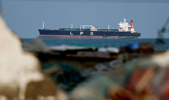 호르무즈 해협 인근에 정박한 LPG선. [사진=연합뉴스]