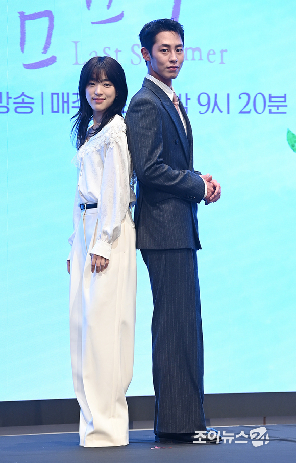 배우 최성은, 이재욱이 29일 서울 구로구 더세인트에서 열린 KBS2TV 새 토일 '마지막 썸머' 제작발표회에서 포토타임을 갖고 있다. [사진=곽영래 기자]