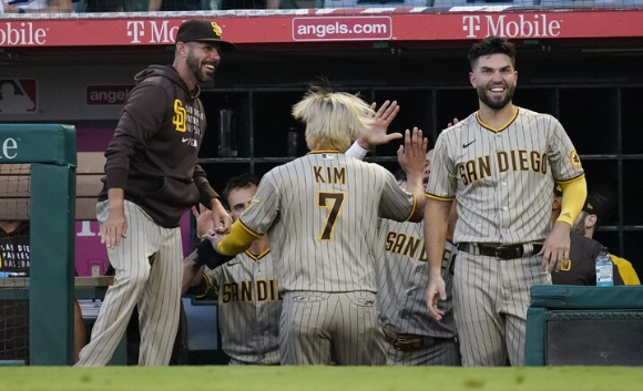 MLB 샌디에이고에서 뛰고 있는 김하성(7번)이 28일(한국시간) 열린 LA 에인절스와 홈 경기에 선발 출전했다. 3회초 안타 출루 후 주릭슨 프로파의 적시 3루타에 홈을 밟고 덕아웃으로 들어가고 있다. [사진= 뉴시스]