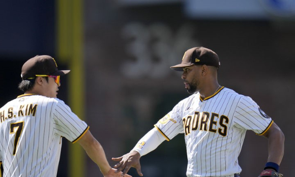 MLB 샌디에이고에서 뛰고 있는 김하성(왼쪽)이 24일(한국시간) 열린 마이애미와 홈 경기 승리를 확정한 뒤 팀 동료 젠더 보가츠와 함께 기뻐하고 있다. [사진=뉴시스]